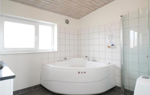 Gallery image of Nice Apartment In Lkken With 4 Bedrooms, Sauna And Wifi in Løkken