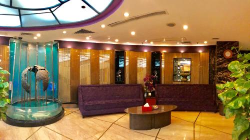 Ruang duduk di Hotel Beverly Plaza