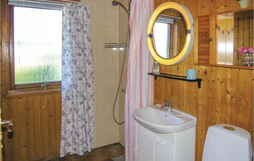 Et badeværelse på 2 Bedroom Amazing Home In Tranekr