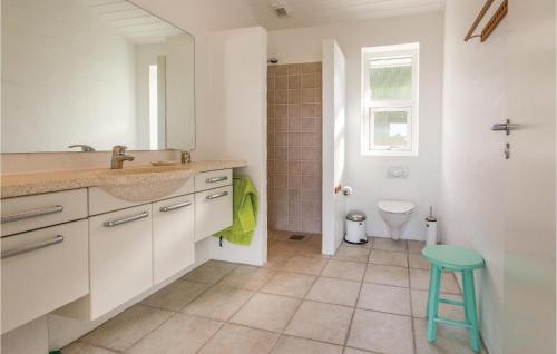 Bathroom sa 2 Bedroom Awesome Home In Frevejle