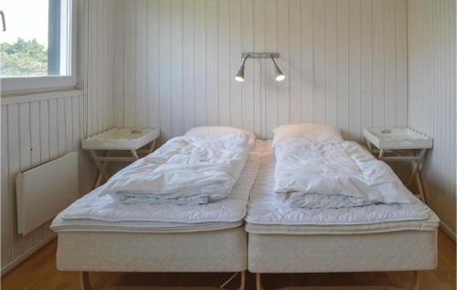 a hospital room with two beds and two sinks at Stunning Home In Harbore With 3 Bedrooms And Wifi in Harboør