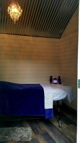 Postel nebo postele na pokoji v ubytování Sacred Mtn River Suites