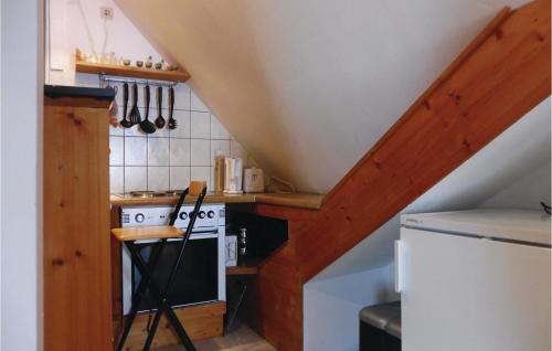 a kitchen with a stove and a counter top at Stunning Apartment In Sankt Andreasberg in Sankt Andreasberg