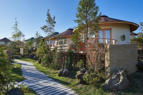 a house with a pathway in front of it at GRAND CHARIOT Hokutoshichisei 135° in Awaji