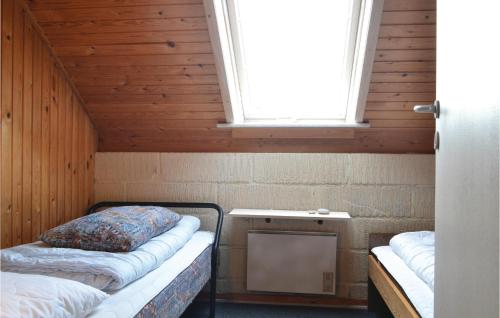 Postel nebo postele na pokoji v ubytování 3 Bedroom Nice Home In Hvide Sande