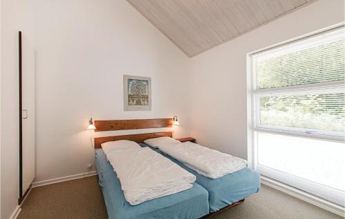 Una cama o camas en una habitación de Rubinsøen Skovhuse
