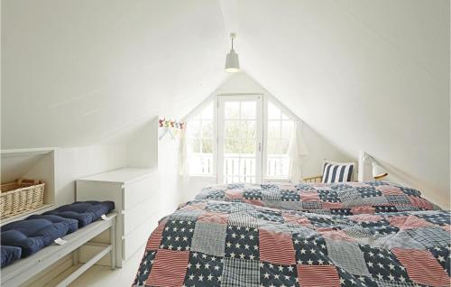 Postel nebo postele na pokoji v ubytování Lovely Home In Svaneke With House Sea View