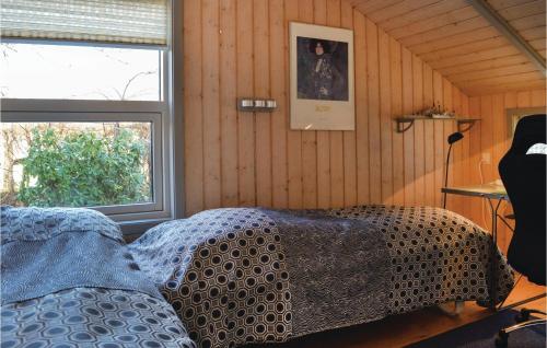 ジルレジェにあるNice Home In Gilleleje With 3 Bedrooms, Sauna And Wifiのベッドルーム1室(毛布、窓付)