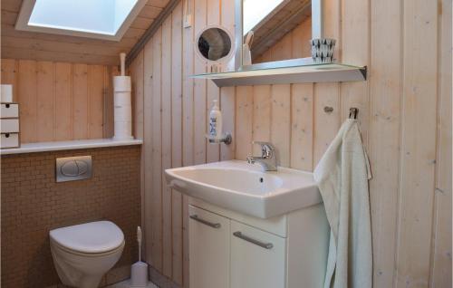 ジルレジェにあるNice Home In Gilleleje With 3 Bedrooms, Sauna And Wifiのバスルーム(洗面台、トイレ付)