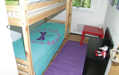 NordostにあるLovely Home In Sby With Wifiの二段ベッド、二段ベッドシーツが備わる小さな客室のベッド1台分です。