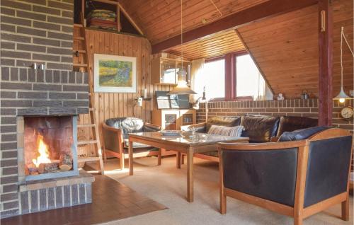 un soggiorno con tavolo e camino di Holiday Home Frans Julius Vej X a Klegod