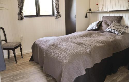 um quarto com uma cama grande e uma cadeira em Gorgeous Home In Augustenborg With Wifi em Asserballeskov