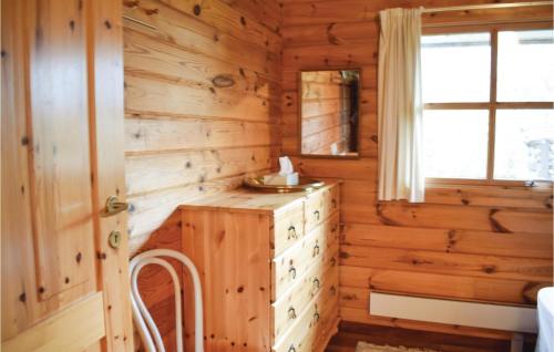 Knebelにある2 Bedroom Cozy Home In Knebelの木製の壁のログキャビンバスルーム