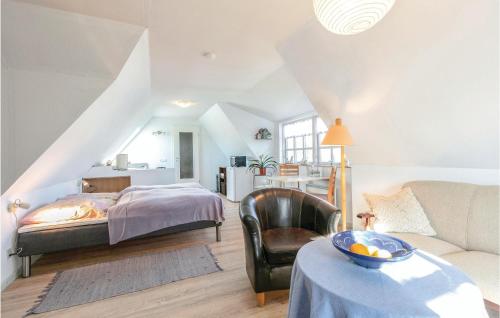 een slaapkamer met een bed, een bank en een tafel bij Awesome Apartment In Nex With Kitchen in Neksø