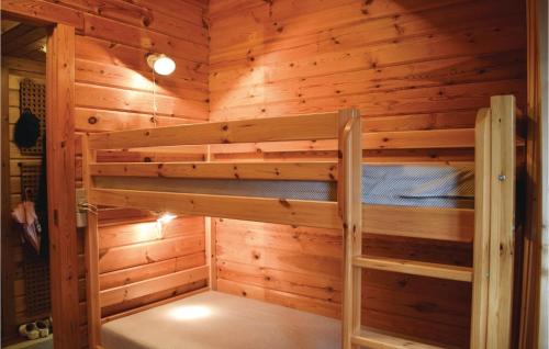 Knebelにある2 Bedroom Cozy Home In Knebelの木造キャビン(二段ベッド2組付)