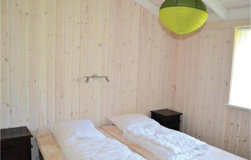Tempat tidur dalam kamar di Amazing Home In Sby With Indoor Swimming Pool