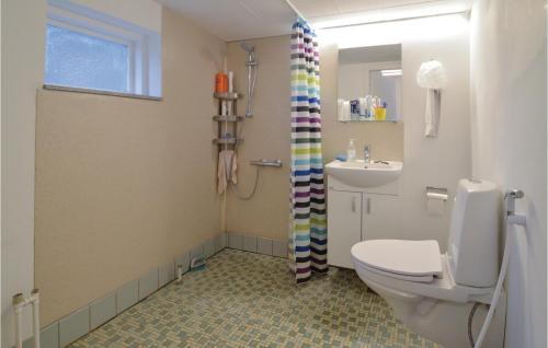 y baño con aseo y lavamanos. en Awesome Home In Bog By With Kitchen en Bogø By