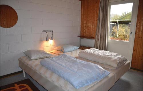 Duas camas num quarto com uma janela em Amazing Home In Sunds With Kitchen em Sunds