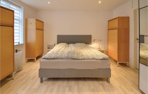 1 dormitorio con 1 cama en una habitación en Awesome Home In Bog By With Kitchen en Bogø By