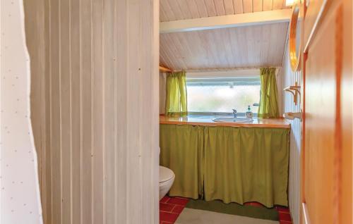 uma casa de banho com um WC e um lavatório em Awesome Home In Brenderup Fyn With House Sea View em Vedelshave