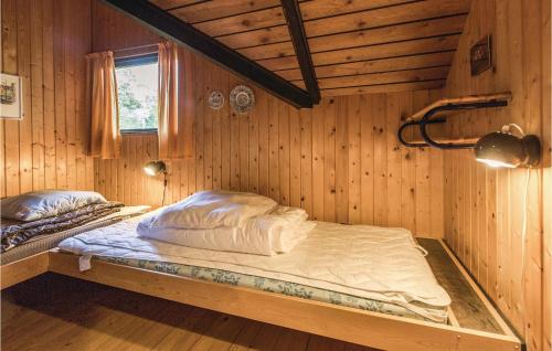 VigにあるStunning Home In Vig With 2 Bedrooms And Wifiの木製の部屋にベッド1台が備わるベッドルーム1室があります。