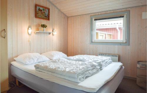 HemmetにあるAmazing Home In Hemmet With 3 Bedrooms, Sauna And Wifiのベッドルーム(大きな白いベッド1台、窓付)