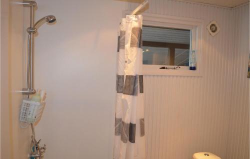 - un rideau de douche dans la salle de bains pourvue d'une fenêtre dans l'établissement Nice Home In Vggerlse With Wifi, à Bøtø By