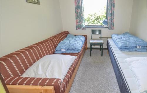ein Wohnzimmer mit 2 Sofas und einem Fenster in der Unterkunft 3 Bedroom Stunning Home In Fars in Ertebølle