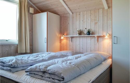 Bjerregårdにある3 Bedroom Gorgeous Home In Hvide Sandeのベッド(枕付)が備わる客室です。