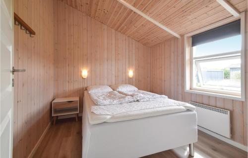 En eller flere senge i et værelse på Awesome Home In Juelsminde With Kitchen