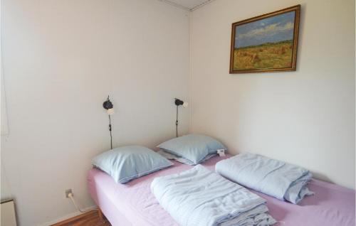- une chambre avec un lit et 2 oreillers dans l'établissement Nice Home In Vggerlse With Wifi, à Bøtø By