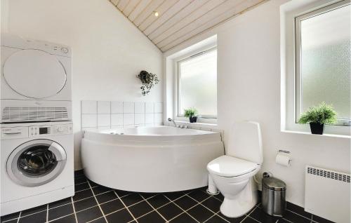 baño blanco con bañera y aseo en 7 Bedroom Stunning Home In Herning, en Kølkær