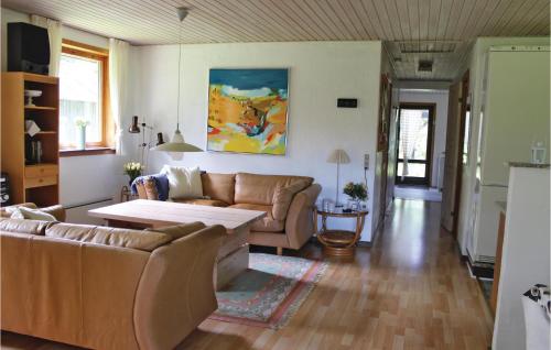 3 Bedroom Stunning Home In Nykbing M في Hesselbjerg: غرفة معيشة مع أريكة وطاولة