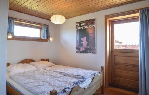 SlettestrandにあるVesterlienのベッドルーム(ベッド1台、窓付)