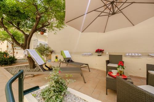 Home with Courtyard in Beating Heart of old Town!