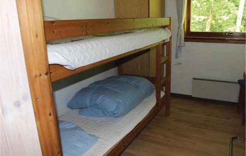 3 Bedroom Stunning Home In Nykbing M في Hesselbjerg: سريرين بطابقين في غرفة