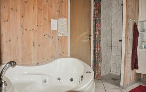 Photo de la galerie de l'établissement Stunning Home In Middelfart With 4 Bedrooms, Sauna And Wifi, à Voldby