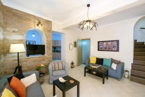 Home with Courtyard in Beating Heart of old Town!