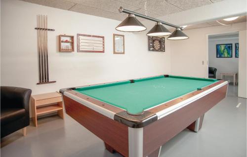 a pool table in a living room with afits at Lukaf in Thyborøn