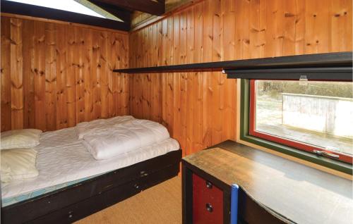Slettestrandにある4 Bedroom Pet Friendly Home In Fjerritslevのベッドと窓が備わる小さな客室です。