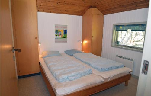 ブラーバンドにあるAmazing Home In Blvand With 3 Bedroomsのベッドルーム1室(青い枕のベッド1台付)