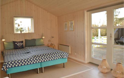 Tempat tidur dalam kamar di Nice Home In Oksbl With 3 Bedrooms, Sauna And Wifi