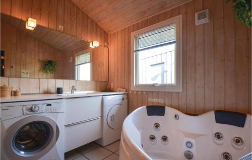 エーベルトフトにあるGorgeous Home In Ebeltoft With Saunaのバスルーム(洗濯機、シンク付)