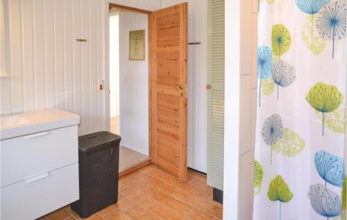 zwei Bilder einer Küche mit einer Theke und einer Tür in der Unterkunft Pet Friendly Home In Oksbl With Sauna in Vejers Strand