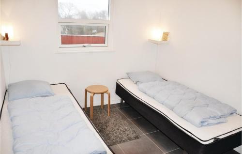 Un pat sau paturi într-o cameră la Pet Friendly Home In Augustenborg With Kitchen