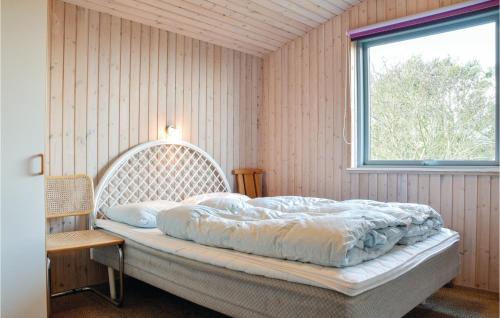 スナーヴィグにあるCozy Home In Ringkbing With Wifiのベッドルーム1室(窓、白いベッド1台付)