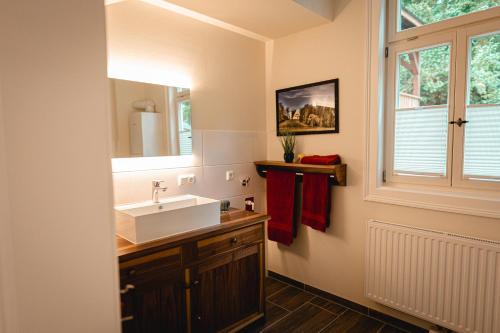 Ett badrum på Ferienwohnungen an der Salvatorkirche - zentrales Apartmenthaus mit Terrasse