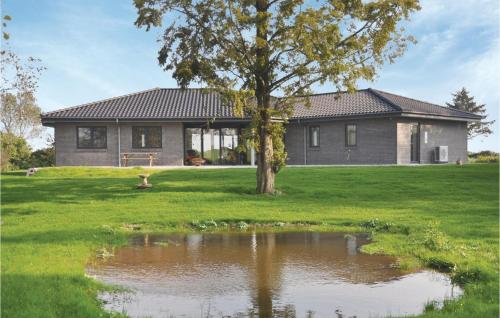 HesselagerにあるFour-Bedroom Holiday Home In Hesselagerの池のある家