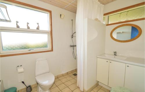 ロンストラップにあるAmazing Home In Hjrring With 3 Bedroomsのバスルーム(トイレ、洗面台付)、窓が備わります。