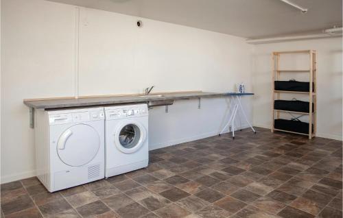 a laundry room with a washing machine and a counter at Lukaf in Thyborøn